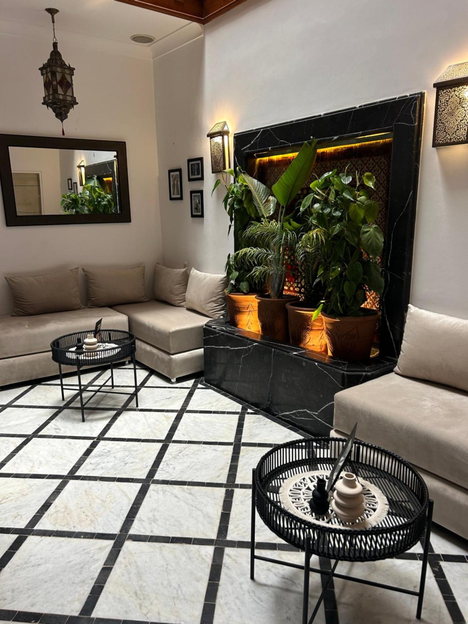 Riad Amazing Amazigh Avec Jacuzzi Petit Dejeuner Compris Avec Aussi Chambres Familiales Pres De La Place Jemaa El Fna Марракеш Екстер'єр фото