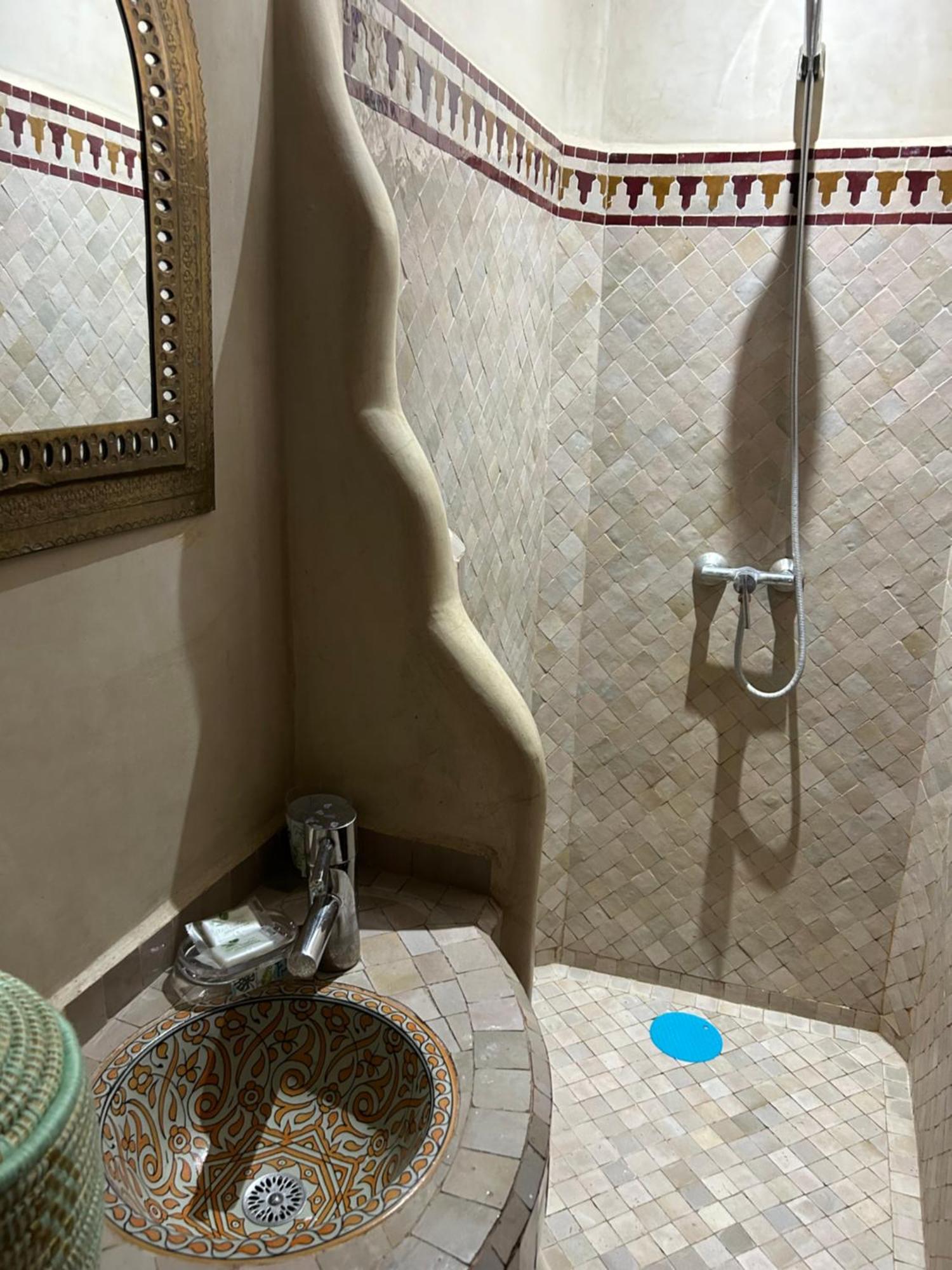 Riad Amazing Amazigh Avec Jacuzzi Petit Dejeuner Compris Avec Aussi Chambres Familiales Pres De La Place Jemaa El Fna Марракеш Екстер'єр фото